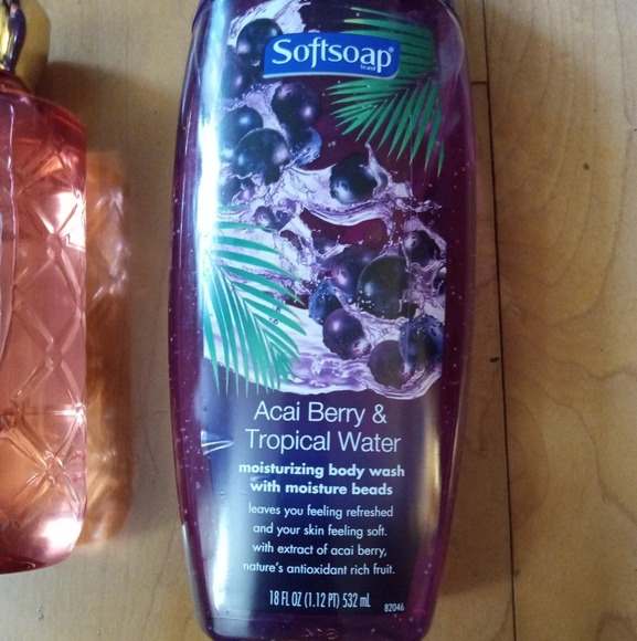 Body wash bundle with Bath & Bodyworks and Soft Soap Acai Berry - Picture 2 of 5